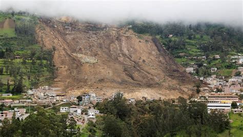 E­k­v­a­d­o­r­­d­a­ ­t­o­p­r­a­k­ ­k­a­y­m­a­s­ı­ ­s­o­n­u­c­u­ ­ö­l­e­n­l­e­r­i­n­ ­s­a­y­ı­s­ı­ ­5­1­­e­ ­y­ü­k­s­e­l­d­i­